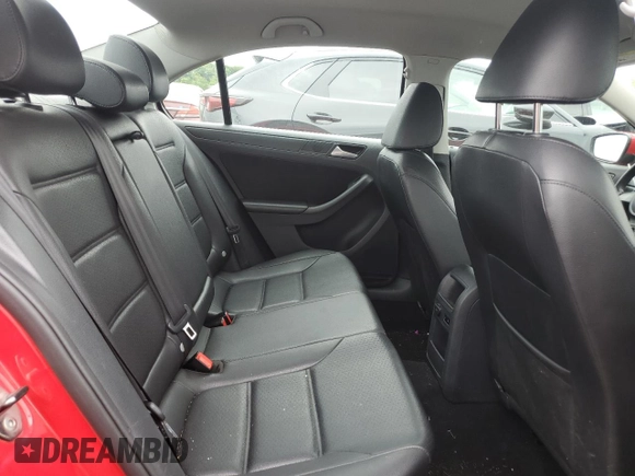 2014 Volkswagen Jetta SE z VIN 3VWD17AJ0EM262441, wystawiony jako Copart lot #62238255 z przebiegiem 140 594 mil mil oraz Czysty tytuł • Clean title. Historia ofert i sprzedaży dostępna na DreamBid. Obrazek 10.