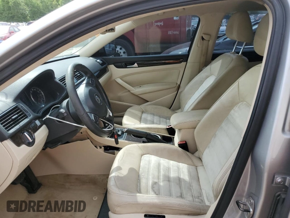 2014 Volkswagen Passat SEL Premium z VIN 1VWCN7A35EC073576, wystawiony jako Copart lot #52810825 z przebiegiem 113 067 mil mil oraz Szkoda całkowita • Salvage title. Historia ofert i sprzedaży dostępna na DreamBid. Obrazek 7.