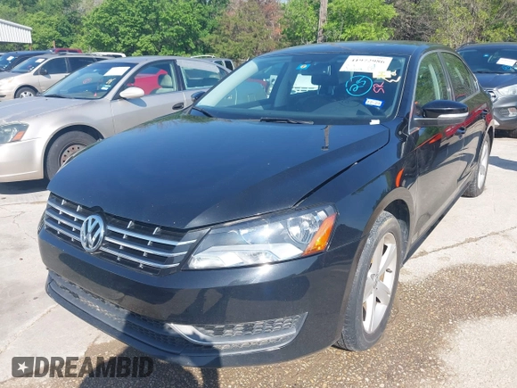 2013 Volkswagen Passat SE z VIN 1VWBN7A36DC061933, wystawiony jako IAAI lot #41972986 z przebiegiem 171 069 mil mil oraz . Historia ofert i sprzedaży dostępna na DreamBid. Obrazek 2.