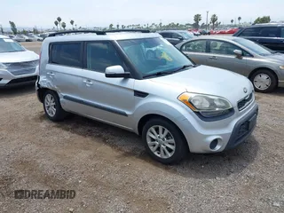 2013 Kia Soul + z VIN KNDJT2A6XD7573852, wystawiony jako IAAI lot #42334265 z przebiegiem 82 380 mil mil oraz . Historia ofert i sprzedaży dostępna na DreamBid. Obrazek 1.