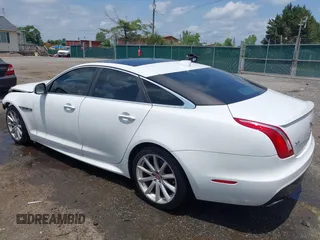 2016 Jaguar XJ R-Sport z VIN SAJWJ1CD6G8V95512, wystawiony jako IAAI lot #42428982 z przebiegiem 128 668 mil mil oraz . Historia ofert i sprzedaży dostępna na DreamBid. Obrazek 3.