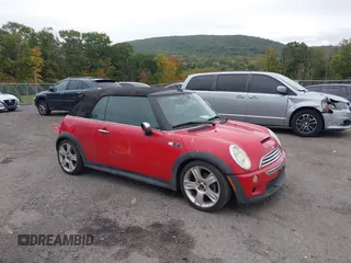 2007 MINI Convertible S z VIN WMWRH33527TL94583, wystawiony jako IAAI lot #40403620 z przebiegiem 83 501 mil mil oraz . Historia ofert i sprzedaży dostępna na DreamBid. Obrazek 1.