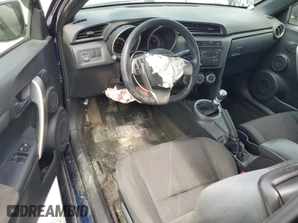 2013 Scion tC z VIN JTKJF5C77D3045734, wystawiony jako Copart lot #55356405 z przebiegiem 174 691 mil mil oraz Szkody całkowita. Historia ofert i sprzedaży dostępna na DreamBid. Obrazek 8.