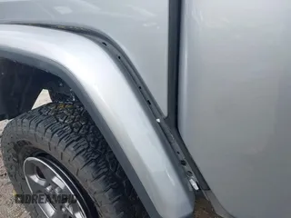 2020 Jeep Gladiator Rubicon z VIN 1C6JJTBG7LL181833, wystawiony jako IAAI lot #42493073 z przebiegiem 13 775 mil mil oraz . Historia ofert i sprzedaży dostępna na DreamBid. Obrazek 19.
