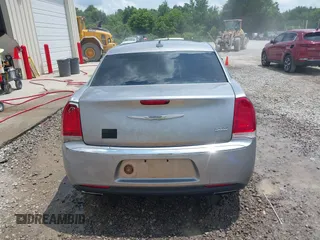 2015 Chrysler 300 Limited z VIN 2C3CCAAG0FH785988, wystawiony jako IAAI lot #42501629 z przebiegiem 176 537 mil mil oraz . Historia ofert i sprzedaży dostępna na DreamBid. Obrazek 16.