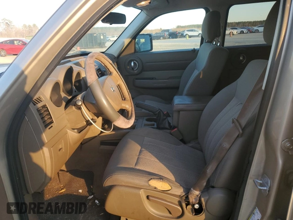 2010 Dodge Nitro SE z VIN 1D4PT2GK0AW104045, wystawiony jako Copart lot #46216635 z przebiegiem 170 533 mil mil oraz Szkody całkowita. Historia ofert i sprzedaży dostępna na DreamBid. Obrazek 7.