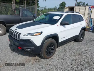 2018 Jeep Cherokee Trailhawk z VIN 1C4PJMBX3JD533323, wystawiony jako IAAI lot #42450626 z przebiegiem 123 174 mil mil oraz . Historia ofert i sprzedaży dostępna na DreamBid. Obrazek 2.