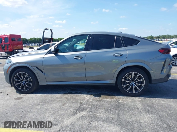 2025 BMW X6 xDrive40i z VIN 5UX33EX04S9X20728, wystawiony jako IAAI lot #42192580 z przebiegiem 22 906 mil mil oraz . Historia ofert i sprzedaży dostępna na DreamBid. Obrazek 14.