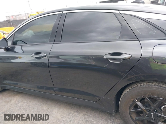 2025 Kia K5 LXS z VIN KNAG24J77S5316431, wystawiony jako IAAI lot #42072969 z przebiegiem 14 413 mil mil oraz . Historia ofert i sprzedaży dostępna na DreamBid. Obrazek 15.
