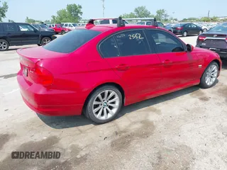2011 BMW 3 Series 328i xDrive z VIN WBAPK5C52BA661343, wystawiony jako IAAI lot #42472552 z przebiegiem 114 033 mil mil oraz . Historia ofert i sprzedaży dostępna na DreamBid. Obrazek 4.