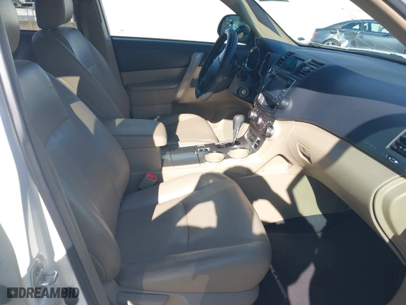 2013 Toyota Highlander with VIN 5TDZK3EH6DS127887, listed as a IAAI auction lot 40918744 with 200,755 mi miles. Bid and sale history available at carsss.com. Image 5.