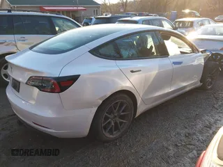 2023 Tesla Model 3 z VIN 5YJ3E1EAXPF584537, wystawiony jako IAAI lot #41464243 z przebiegiem 33 229 mil mil oraz . Historia ofert i sprzedaży dostępna na DreamBid. Obrazek 4.