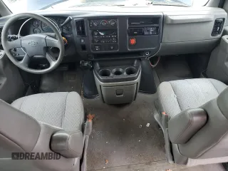 2007 Chevrolet Express Passenger z VIN 1GAHG39U571152181, wystawiony jako Copart lot #56238115 z przebiegiem 170 521 mil mil oraz Czysty tytuł • Clean title. Historia ofert i sprzedaży dostępna na DreamBid. Obrazek 8.