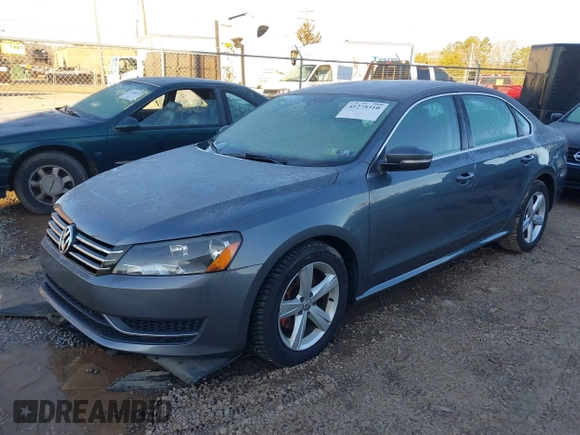 2013 Volkswagen Passat SE z VIN 1VWBP7A38DC123620, wystawiony jako IAAI lot #41275310 z przebiegiem 96 425 mil mil oraz . Historia ofert i sprzedaży dostępna na DreamBid. Obrazek 2.