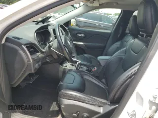 2019 Jeep Cherokee Latitude Plus z VIN 1C4PJMLBXKD191003, wystawiony jako Copart lot #58204625 z przebiegiem 57 866 mil mil oraz Szkoda całkowita • Salvage title. Historia ofert i sprzedaży dostępna na DreamBid. Obrazek 7.
