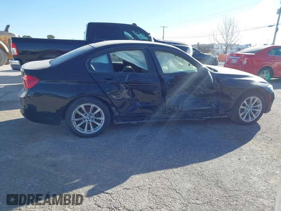 2018 BMW 3 Series 320i xDrive z VIN WBA8A3C52JA494542, wystawiony jako IAAI lot #41371426 z przebiegiem Nie podano mil oraz . Historia ofert i sprzedaży dostępna na DreamBid. Obrazek 13.