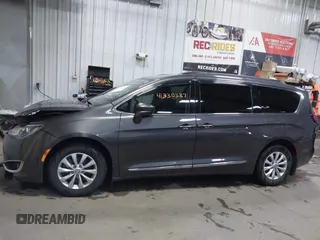 2017 Chrysler Pacifica Touring L z VIN 2C4RC1BGXHR753504, wystawiony jako IAAI lot #41330337 z przebiegiem 103 403 mil mil oraz . Historia ofert i sprzedaży dostępna na DreamBid. Obrazek 14.