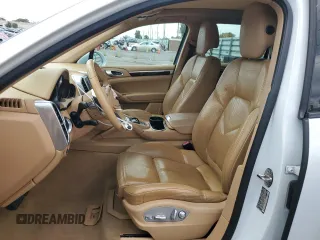 2017 Porsche Cayenne z VIN WP1AA2A20HKA90715, wystawiony jako Copart lot #53635315 z przebiegiem 131 703 mil mil oraz Szkody całkowita. Historia ofert i sprzedaży dostępna na DreamBid. Obrazek 7.