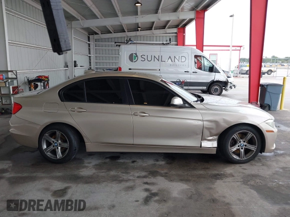 2013 BMW 3 Series 328i z VIN WBA3C1C51DK105056, wystawiony jako IAAI lot #42243999 z przebiegiem 92 659 mil mil oraz . Historia ofert i sprzedaży dostępna na DreamBid. Obrazek 13.