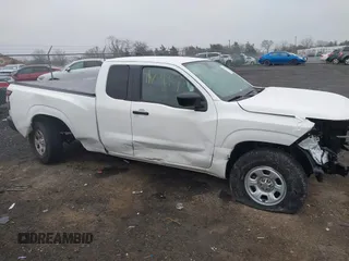 2024 Nissan Frontier S z VIN 1N6ED1CL0RN645850, wystawiony jako IAAI lot #41721969 z przebiegiem 20 387 mil mil oraz . Historia ofert i sprzedaży dostępna na DreamBid. Obrazek 14.
