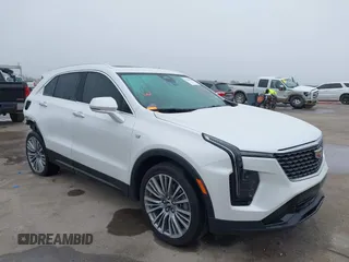 2024 Cadillac XT4 FWD Premium Luxury z VIN 1GYFZCR42RF234829, wystawiony jako IAAI lot #42145964 z przebiegiem 12 381 mil mil oraz . Historia ofert i sprzedaży dostępna na DreamBid. Obrazek 1.