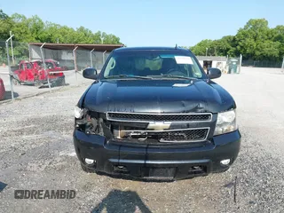 2011 Chevrolet Suburban LT z VIN 1GNSKJE34BR400810, wystawiony jako IAAI lot #42379234 z przebiegiem 273 228 mil mil oraz . Historia ofert i sprzedaży dostępna na DreamBid. Obrazek 12.