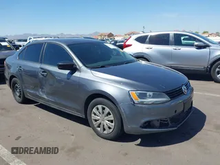 2014 Volkswagen Jetta S z VIN 3VW2K7AJ4EM322287, wystawiony jako IAAI lot #42115450 z przebiegiem 125 251 mil mil oraz . Historia ofert i sprzedaży dostępna na DreamBid. Obrazek 1.