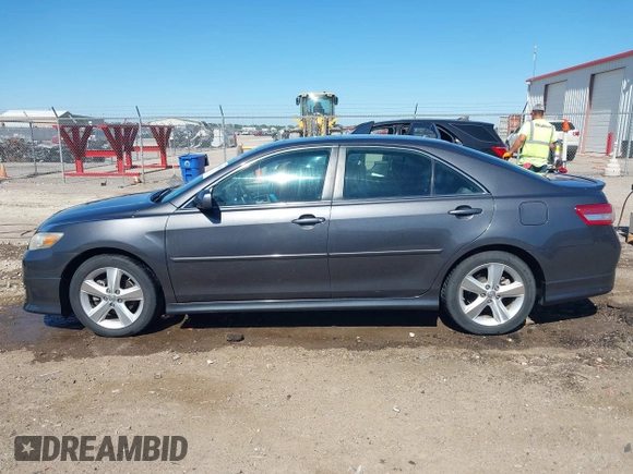 2011 Toyota Camry LE z VIN 4T1BF3EK9BU664694, wystawiony jako IAAI lot #42247007 z przebiegiem 112 306 mil mil oraz . Historia ofert i sprzedaży dostępna na DreamBid. Obrazek 14.