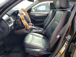 2014 BMW X1 xDrive28i z VIN WBAVL1C5XEVY16263, wystawiony jako Copart lot #52242225 z przebiegiem 154 951 mil mil oraz Szkoda całkowita • Salvage title. Historia ofert i sprzedaży dostępna na DreamBid. Obrazek 7.