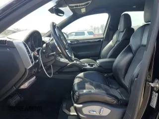 2017 Porsche Cayenne z VIN WP1AA2A28HKA83737, wystawiony jako Copart lot #54212985 z przebiegiem 87 416 mil mil oraz Szkoda całkowita • Salvage title. Historia ofert i sprzedaży dostępna na DreamBid. Obrazek 7.