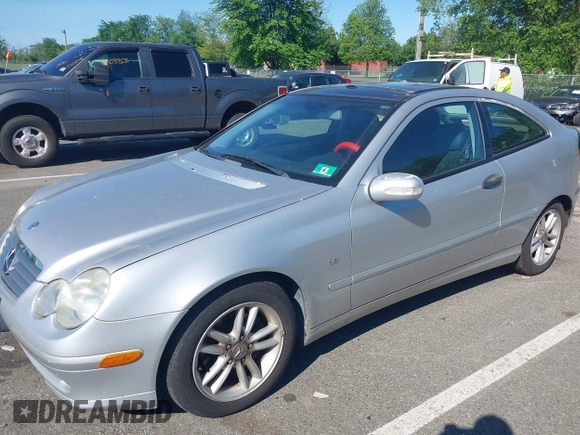 2003 Mercedes-Benz C 230 Kompressor z VIN WDBRN40J73A485209, wystawiony jako IAAI lot #42304130 z przebiegiem 66 209 mil mil oraz . Historia ofert i sprzedaży dostępna na DreamBid. Obrazek 12.