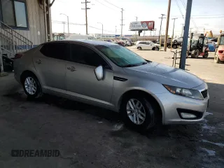 2013 Kia Optima LX z VIN 5XXGM4A74DG156035, wystawiony jako Copart lot #59358245 z przebiegiem 136 540 mil mil oraz Szkoda całkowita • Salvage title. Historia ofert i sprzedaży dostępna na DreamBid. Obrazek 4.