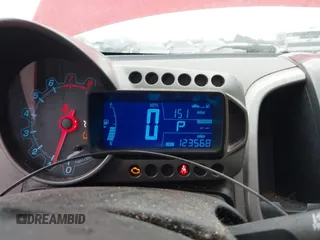 2015 Chevrolet Sonic LTZ z VIN 1G1JE6SB7F4198089, wystawiony jako IAAI lot #41150037 z przebiegiem 123 568 mil mil oraz . Historia ofert i sprzedaży dostępna na DreamBid. Obrazek 7.