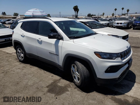 2023 Jeep Compass Latitude z VIN 3C4NJDBN3PT553371, wystawiony jako Copart lot #61468985 z przebiegiem 46 965 mil mil oraz Czysty tytuł • Clean title. Historia ofert i sprzedaży dostępna na DreamBid. Obrazek 4.