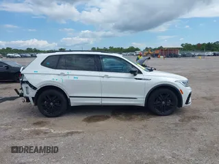 2022 Volkswagen Tiguan SE R-Line Black z VIN 3VVCB7AX8NM105497, wystawiony jako IAAI lot #42506294 z przebiegiem 29 821 mil mil oraz . Historia ofert i sprzedaży dostępna na DreamBid. Obrazek 14.