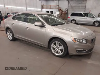 2015 Volvo S60 T5 Premier z VIN YV1612TK3F1358724, wystawiony jako IAAI lot #41797602 z przebiegiem 107 079 mil mil oraz . Historia ofert i sprzedaży dostępna na DreamBid. Obrazek 1.