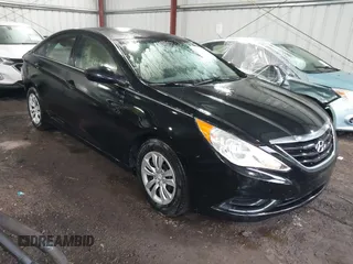 2013 Hyundai Sonata GLS z VIN 5NPEB4AC3DH556361, wystawiony jako IAAI lot #42291791 z przebiegiem 103 171 mil mil oraz . Historia ofert i sprzedaży dostępna na DreamBid. Obrazek 1.