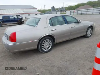 2003 Lincoln Town Car Signature z VIN 1LNHM82W03Y615785, wystawiony jako IAAI lot #42158434 z przebiegiem 121 311 mil mil oraz . Historia ofert i sprzedaży dostępna na DreamBid. Obrazek 4.