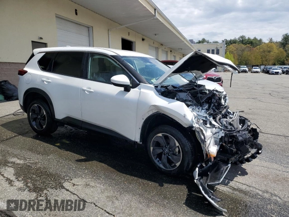 2024 Nissan Rogue SV z VIN JN8BT3BA7RW000177, wystawiony jako Copart lot #55657675 z przebiegiem 26 281 mil mil oraz Szkoda całkowita • Salvage title. Historia ofert i sprzedaży dostępna na DreamBid. Obrazek 4.