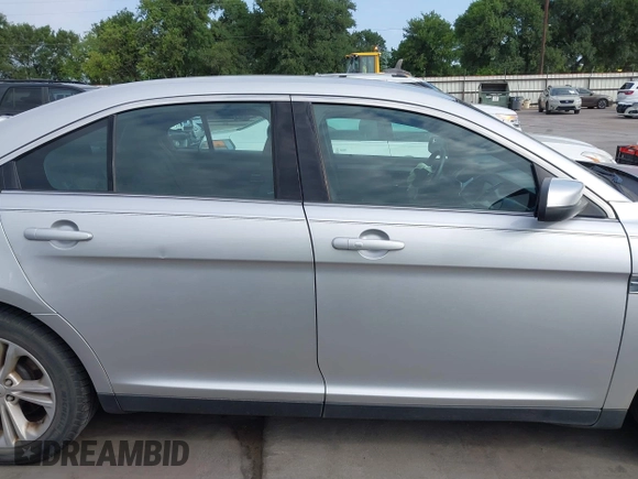 2015 Ford Taurus SEL z VIN 1FAHP2E88FG133328, wystawiony jako IAAI lot #42179649 z przebiegiem 127 171 mil mil oraz . Historia ofert i sprzedaży dostępna na DreamBid. Obrazek 13.
