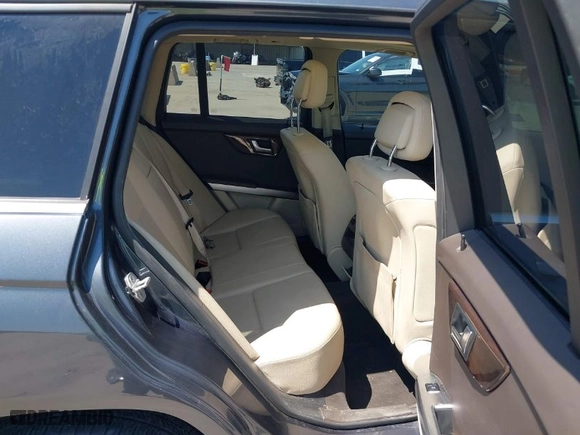 2015 Mercedes-Benz GLK-Class GLK 350 with VIN WDCGG8JB9FG364050, listed as a IAAI auction lot 41979590 with 85,567 mi miles. Bid and sale history available at carsss.com. Image 8.