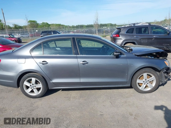 2013 Volkswagen Jetta TDI w/Premium z VIN 3VWLL7AJ6DM291317, wystawiony jako IAAI lot #42091621 z przebiegiem 169 448 mil mil oraz . Historia ofert i sprzedaży dostępna na DreamBid. Obrazek 13.