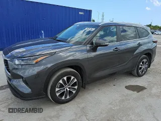 2024 Toyota Highlander LE z VIN 5TDKDRBH2RS553666, wystawiony jako Copart lot #57512875 z przebiegiem 44 772 mil mil oraz Czysty tytuł • Clean title. Historia ofert i sprzedaży dostępna na DreamBid. Obrazek 1.