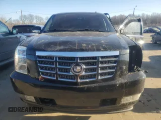 2010 Cadillac Escalade ESV Luxury z VIN 1GYUKHEFXAR213830, wystawiony jako Copart lot #42581145 z przebiegiem 221 132 mil mil oraz Nie do naprawy • Non repairable. Historia ofert i sprzedaży dostępna na DreamBid. Obrazek 5.