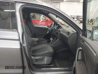 2024 Volkswagen Tiguan SE R-Line Black с VIN 3VV8B7AX8RM090818, выставлен на аукционе IAAI как лот 42123399 с пробегом 10 846 миль миль и . История ставок и продаж доступна на DreamBid. Изображение 5.