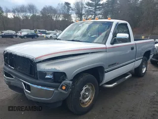 1996 Dodge 1500 z VIN 1B7HC16Y3TJ181980, wystawiony jako IAAI lot #41427233 z przebiegiem 126 424 mil mil oraz . Historia ofert i sprzedaży dostępna na DreamBid. Obrazek 2.