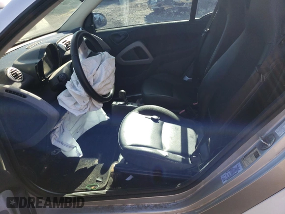 2012 Smart fortwo Pure z VIN WMEEJ3BA1CK577558, wystawiony jako Copart lot #39598584 z przebiegiem Nie podano mil oraz Szkody całkowita. Historia ofert i sprzedaży dostępna na DreamBid. Obrazek 7.