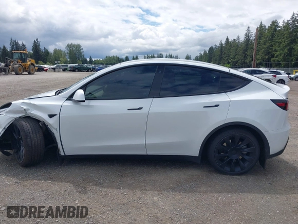 2022 Tesla Model Y Long Range z VIN 7SAYGDEE9NF494901, wystawiony jako IAAI lot #42310520 z przebiegiem 62 515 mil mil oraz . Historia ofert i sprzedaży dostępna na DreamBid. Obrazek 14.