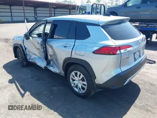 2025 Toyota Corolla Cross L z VIN 7MUAAAAG8SV129922, wystawiony jako IAAI lot #42275105 z przebiegiem 993 mil mil oraz . Historia ofert i sprzedaży dostępna na DreamBid. Obrazek 3.