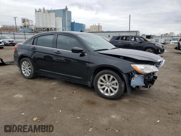 2013 Chrysler 200 Touring z VIN 1C3CCBBG7DN608198, wystawiony jako Copart lot #47778865 z przebiegiem 152 026 mil mil oraz Szkoda całkowita • Salvage title. Historia ofert i sprzedaży dostępna na DreamBid. Obrazek 4.